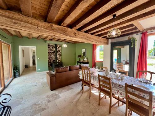 un salon avec une table et un canapé dans l'établissement Gîte de petit Pierre, 