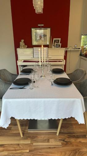 a table with a white table cloth and a piano at FREIraum14 in Oldenburg