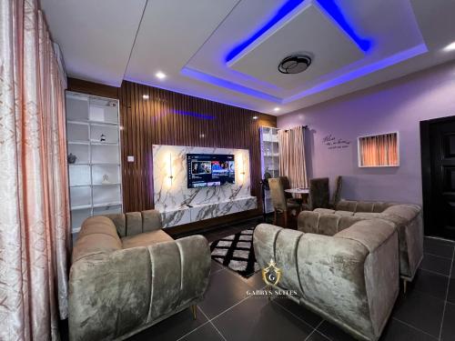TV a/nebo společenská místnost v ubytování Gabbys Suites