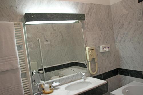 Ένα μπάνιο στο Park Hotel Villa Leon d'Oro