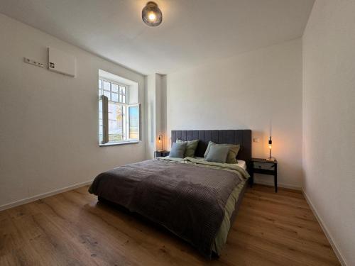 a bedroom with a bed and a window at Stadtvilla Ferienwohnung Apartment in Mindelheim