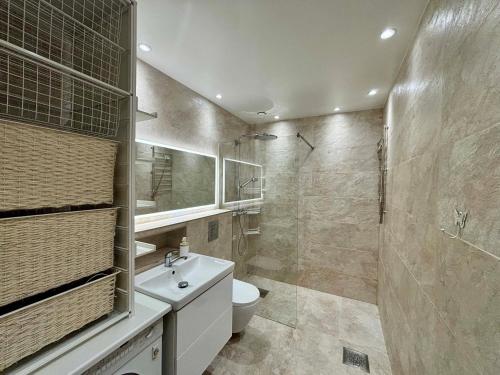 Bilik mandi di Next to Old Town, Free Underground Parking, Peaceful Location