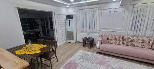 Χώρος καθιστικού στο Sarı Ev