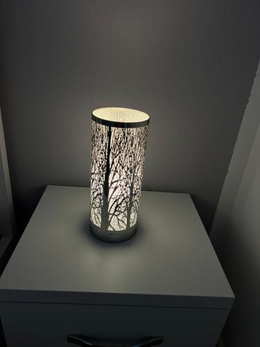 a black vase sitting on top of a table at City View Apartments in Lezhë
