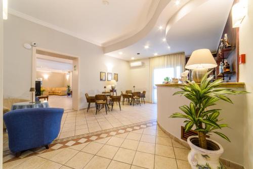 Ein Sitzbereich in der Unterkunft Hotel Tirreno