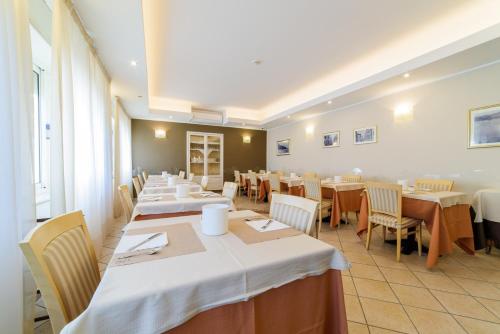 Ein Restaurant oder anderes Speiselokal in der Unterkunft Hotel Tirreno 