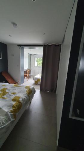 une chambre avec un grand lit et une fenêtre dans l'établissement APPART DANS VILLA AVEC GRANDE TERRASSE PRIVATIVe, à Aspremont