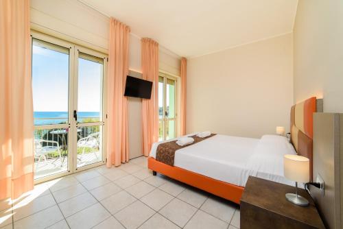 Ein Bett oder Betten in einem Zimmer der Unterkunft Hotel Tirreno