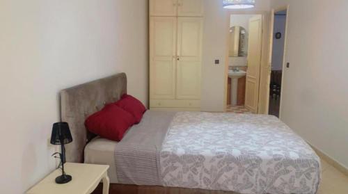 Ένα ή περισσότερα κρεβάτια σε δωμάτιο στο Appartement spacieux au centre ville près de la corniche