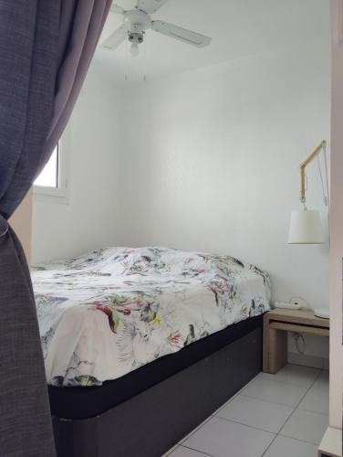 une chambre avec un lit, une fenêtre et une table dans l'établissement Beau Studio au calme avec coin nuit, à Grasse