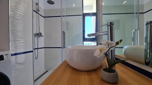 Ένα μπάνιο στο Serenity by Oxygen Residence