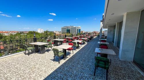 ディヤルバクルにあるTuristik Palas Otelのバルコニーのテーブルと椅子