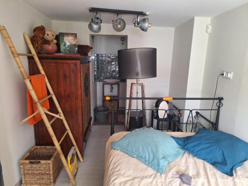 - une chambre avec un lit et une échelle dans l'établissement site paradis rue colibri, à Avignon