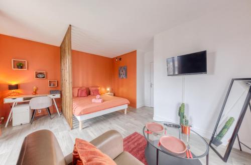 une chambre avec un lit et un bureau dans une pièce dans l'établissement Chambre 4 Terra Cotta, à Évry-les-Châteaux