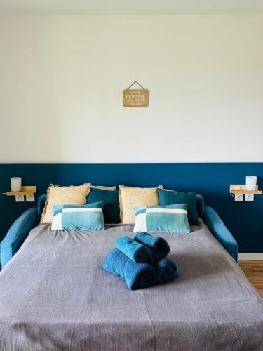 - un lit bleu avec des serviettes bleues dans l'établissement Studio à Gréoux les bains - Les Fontaines, à Gréoux-les-Bains