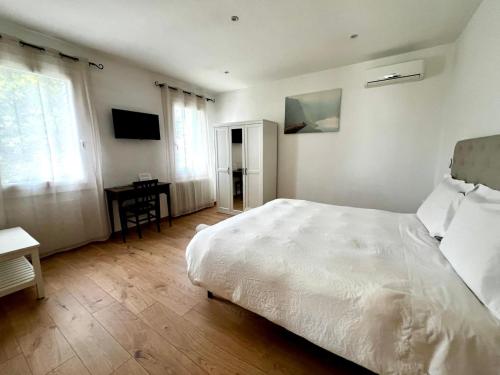 a bedroom with a white bed and a desk at B&B Villa Griselda in Quinto di Treviso