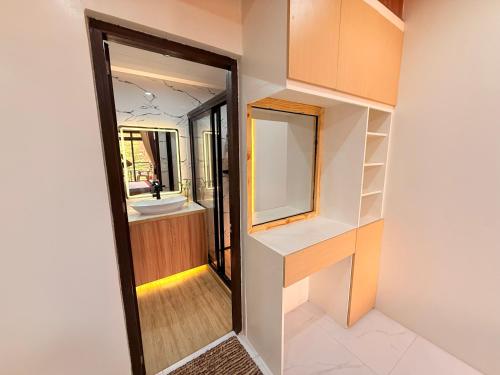 une salle de bain avec un lavabo et un miroir dans l'établissement 4BR Brand New House for Baguio Transient, à Baguio