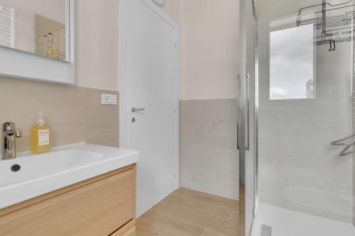 Airy Apartments with Balcony & Garage by NDP rent photo 73