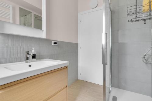 Airy Apartments with Balcony & Garage by NDP rent photo 72