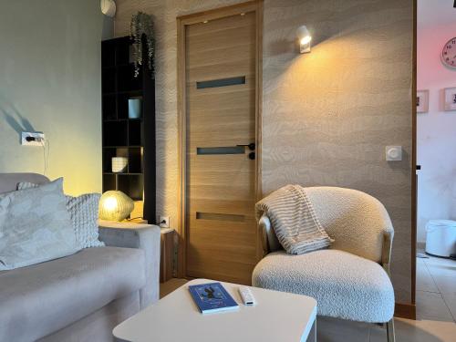 un salon avec un canapé et une chaise dans l'établissement Art Studio Nice, à Nice