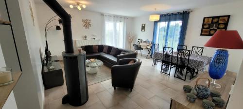 un salon avec une cheminée dans l'établissement La Porte des Châteaux - Zoo de Beauval, à Ouchamps