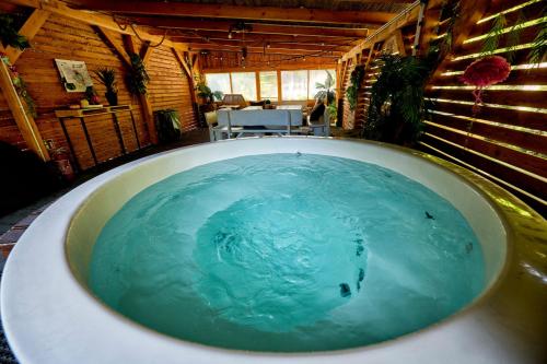 Aloha Glamp - Całoroczny glamping nad rzeką z prywatną balią - Stok narciarski, góry, lasy, sauna