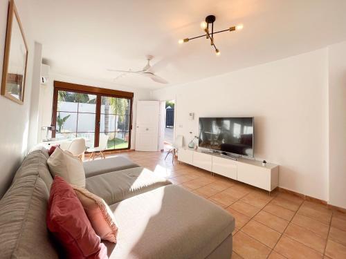 Et tv og/eller underholdning på Villa luminosa con Piscina privada - patio y aparcamiento