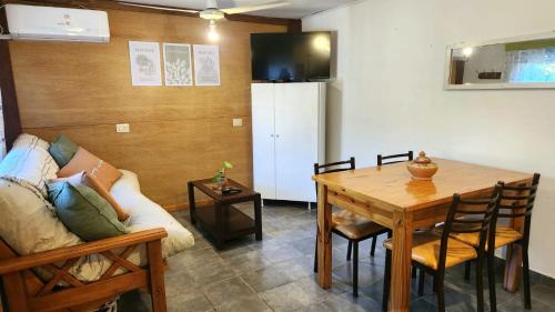 a living room with a couch and a table at Casa 2 ambientes con jardín y garage in Gualeguaychú