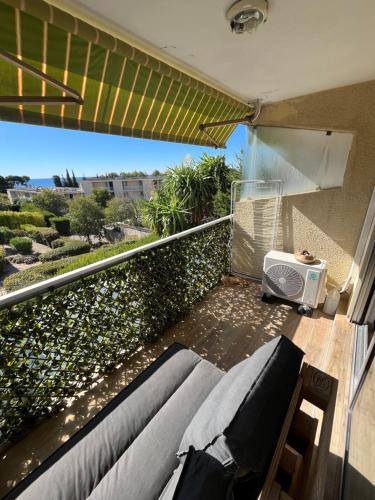 un balcon avec un canapé et un radiateur dans l'établissement Appartement proche de la mer, à La Ciotat