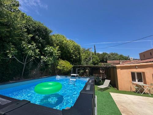 Un frisbee vert se trouve dans une piscine. dans l'établissement Ollioules, au coeur de la pinède, proche de la mer, à Ollioules