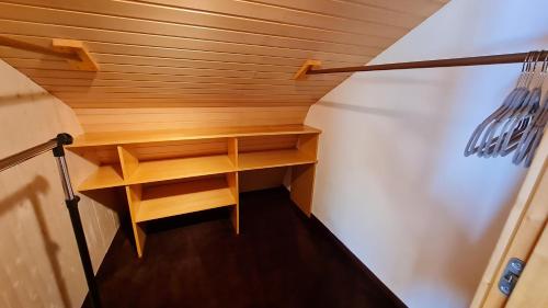 Palanda nebo palandy na pokoji v ubytování Altstadtblick Murau