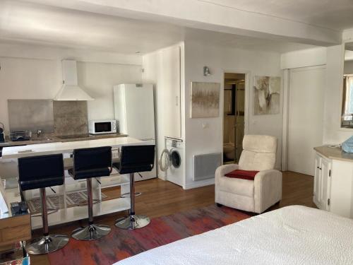 une pièce avec une cuisine et un salon dans l'établissement Très beau studio centre Cannes, 600m de la Croisette, à Cannes
