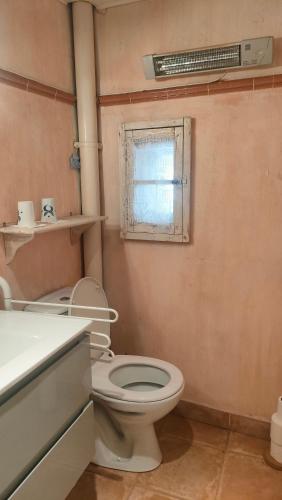 une salle de bain avec toilettes et fenêtre dans l'établissement Trésor, à Uzès