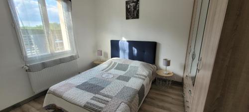 une petite chambre avec un lit et une fenêtre dans l'établissement La Porte des Châteaux - Zoo de Beauval, à Ouchamps