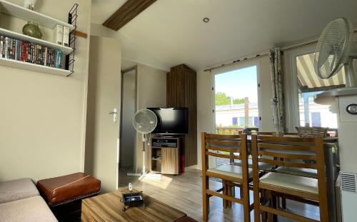 Photo de la galerie de l'établissement Quiet mobile home in a family campsite JF383, aux Mathes