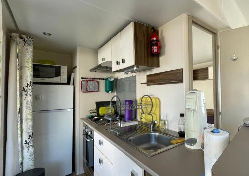 Photo de la galerie de l'établissement Quiet mobile home in a family campsite JF383, aux Mathes