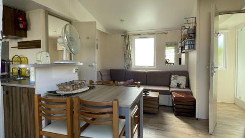 Photo de la galerie de l'établissement Quiet mobile home in a family campsite JF383, aux Mathes