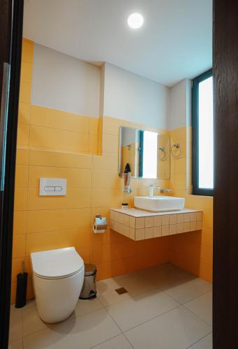 a bathroom with a toilet and a sink at Boutique Hotel Kviria in Tʼelavi