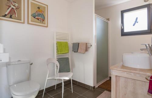 une salle de bain avec un lavabo et des toilettes dans l'établissement La Chênaie, à Montauriol