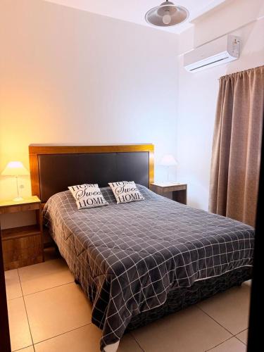 ein Schlafzimmer mit einem Bett mit zwei Kissen darauf in der Unterkunft Loano III - Confort Moderno en PB! in Belén de Escobar