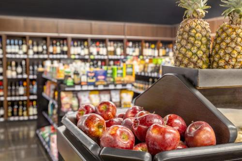 eine Auslage mit Äpfeln und Ananas in einem Lebensmittelgeschäft in der Unterkunft Brasília - Lakeside Apartamento in Brasilia