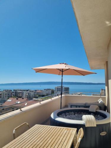 Kiki's Sea View Open Apartment with Terrace and Jacuzzi