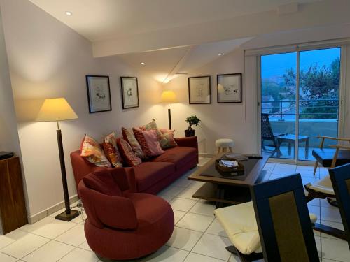 un salon avec un canapé et une table dans l'établissement Myfamily, à Capbreton