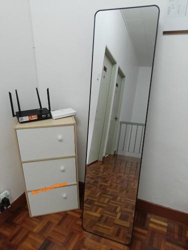 a mirror sitting on a dresser next to a dresser at Heart Bentong Guest House 文冬心宿民宿 Bentong Homestay in Bentong