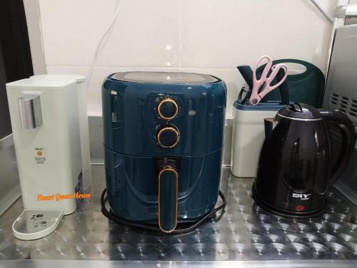 a blue toaster sitting on a counter with other appliances at Heart Bentong Guest House 文冬心宿民宿 Bentong Homestay in Bentong