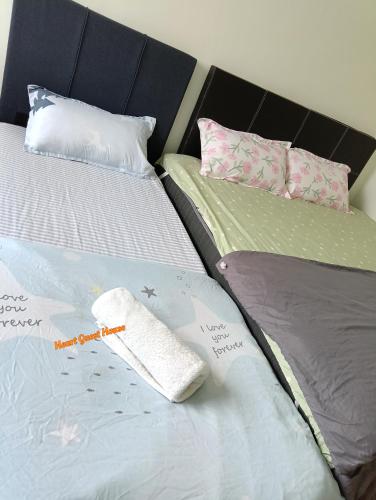 two beds sitting next to each other in a room at Heart Bentong Guest House 文冬心宿民宿 Bentong Homestay in Bentong