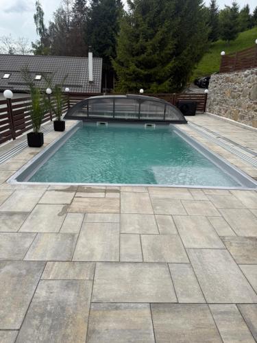 una piscina en un patio con patio en Alpin House Colibita, en Colibiţa