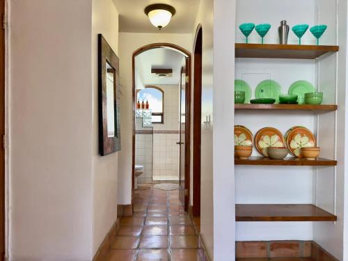 Η κουζίνα ή μικρή κουζίνα στο Puerto Nuevo Surf Casita de Mimbre 1BR with pool