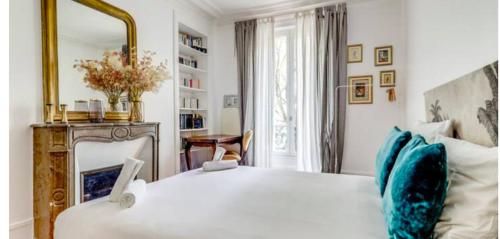 une chambre avec un grand lit blanc et un miroir dans l'établissement The Lady in Red - Romantique - Bail Mobilité, à Paris