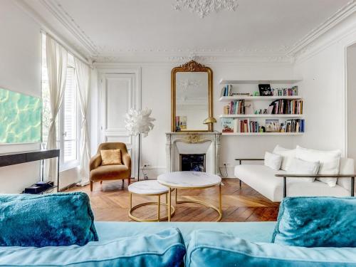 un salon avec un canapé et une table dans l'établissement The Lady in Red - Romantique - Bail Mobilité, à Paris